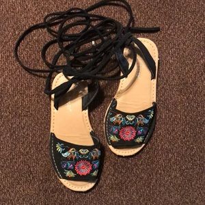 Girls Sz10 flower embroidered tie sandals